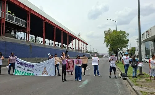 Familiares de mujeres asesinadas en el Edomex bloquean Calzada Ignacio Zaragoza; exigen atención y avance en investigaciones