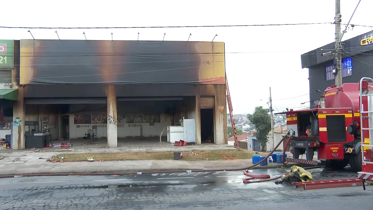 Após incêndio de seis dias, Defesa Civil interdita depósito de móveis na Grande BH
