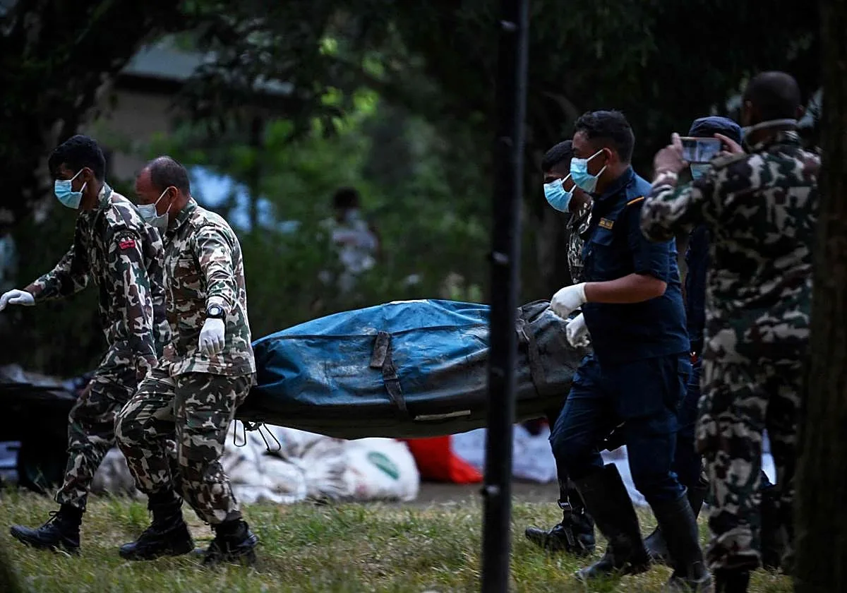 Aumenta a 955 la cifra de muertos por la catástrofe en Nepal y el Tíbet y quedan 4.471 desaparecidos