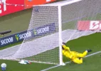 Goleiro do Inter bate cabeça na trave, e juiz aciona protocolo de concussão
