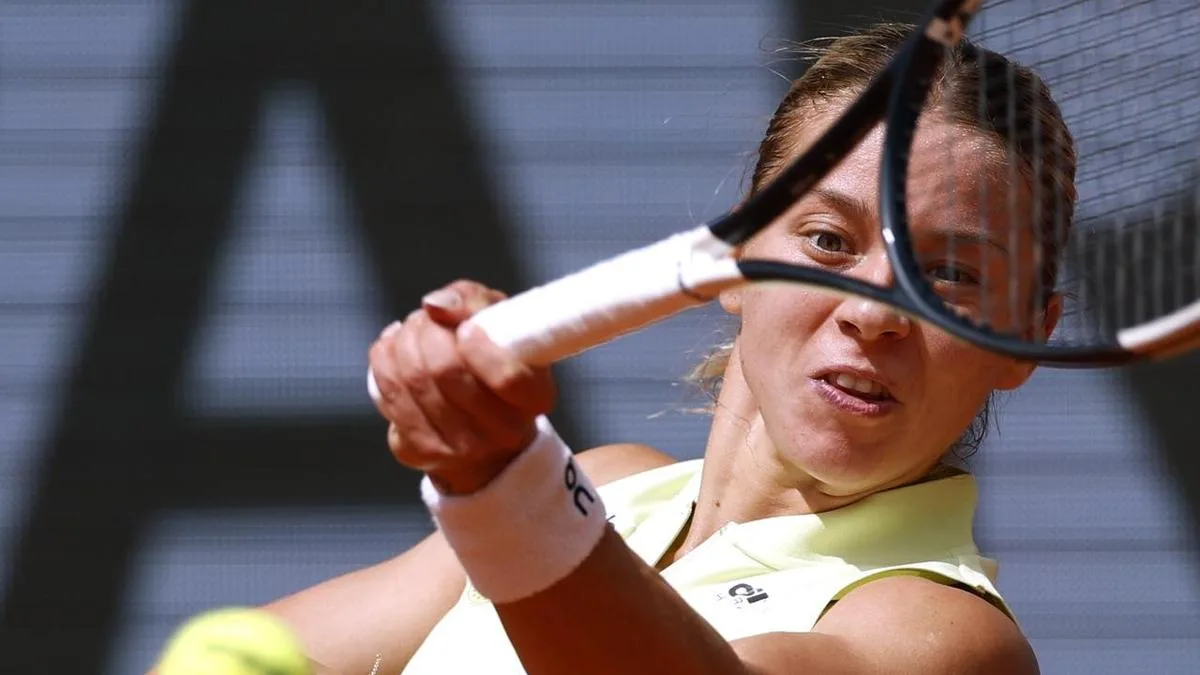 Poles apart: Swiatek downed by compatriot in Wuhan