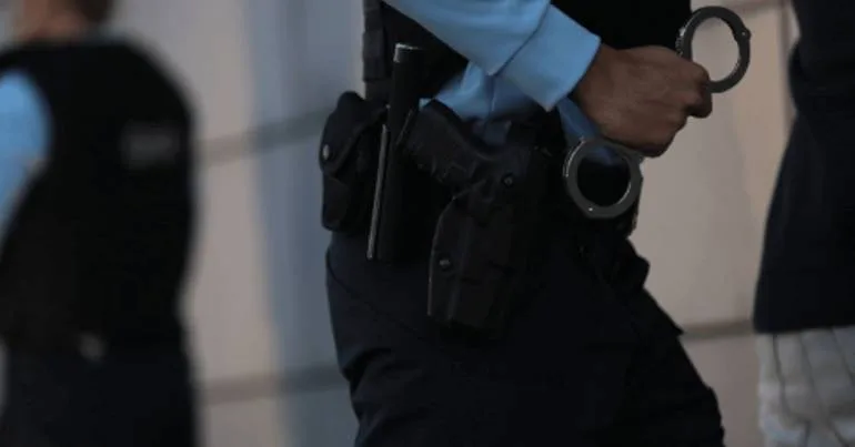 Homem detido por agressões à companheira perante filhos