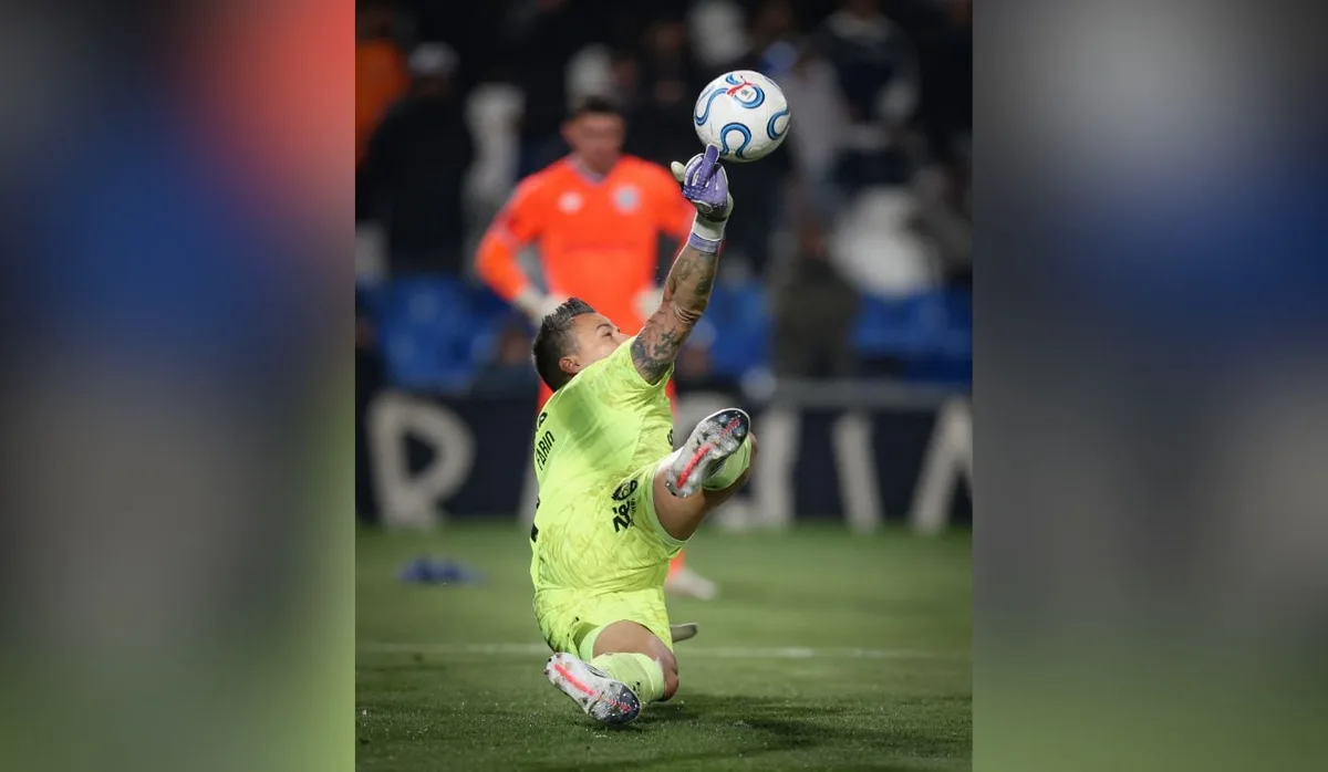 Fluminense supera expulsão e arbitragem polêmica e avança na Libertadores