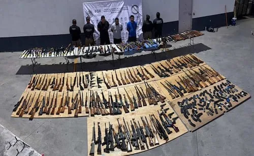 Detienen a tres sujetos en NL por transportar un arsenal de 210 armas desde Texas; autoridades aseguran cargadores