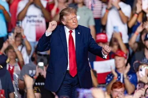 Demócratas tienen 77% de probabilidad de ganar la Cámara Baja y 56% el Senado, revela sondeo; Trump se vuelca de lleno a la campaña