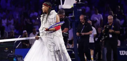 US Open: Naomi Osaka sorgt mit Outfit fpr Aufmerksamkeit und gewinnt Auftaktmatch