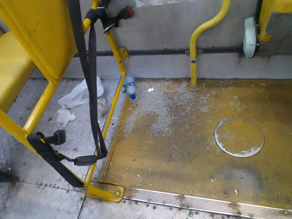 Ônibus são alvo de ataques e motorista fica ferido durante Ba-Vi