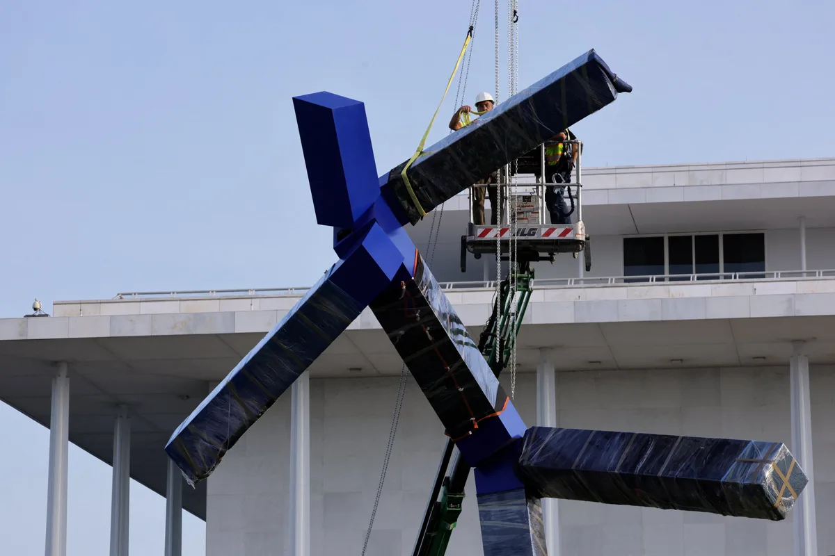 El Kennedy Center retiró la escultura ‘Blue’ de su predio en Washington