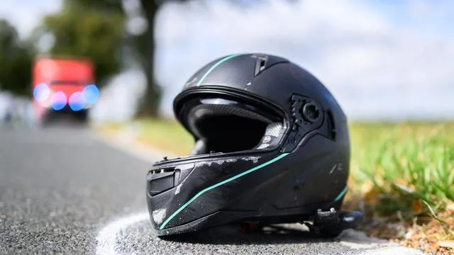 Tödlicher Unfall: Motorradfahrer stirbt nach Zusammenstoß mit Auto