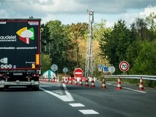 Face aux tentatives de départ d’exilés : autour de Calais, des aires d’autoroutes fermées depuis une décennie
