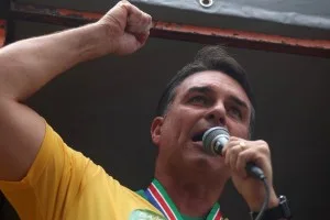 Porta-voz de Lula diz que ‘tesouraço’ de Flávio seria igual ao de Milei na Argentina