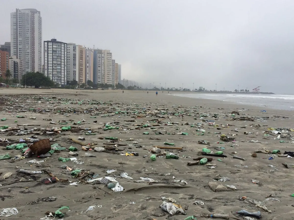 Sete toneladas de recicláveis são recolhidos nas praias de São Vicente no 1º semestre de 2026