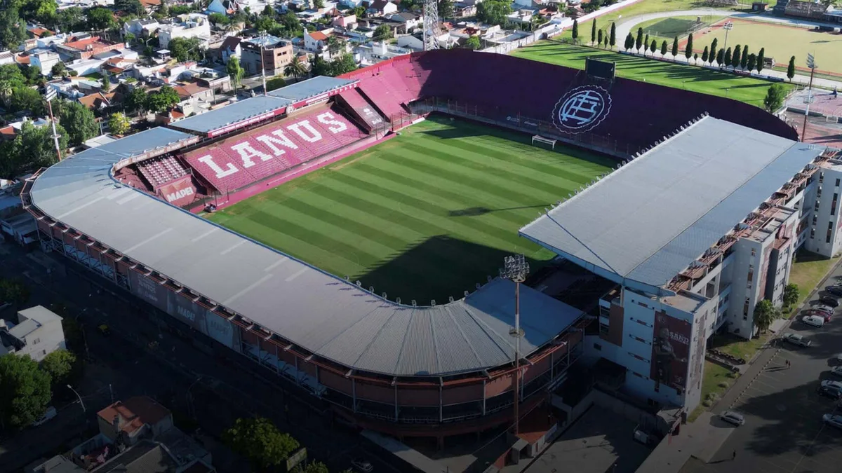 Un arco de fútbol cayó sobre un niño de 12 años en el Club Atlético Lanús: está grave