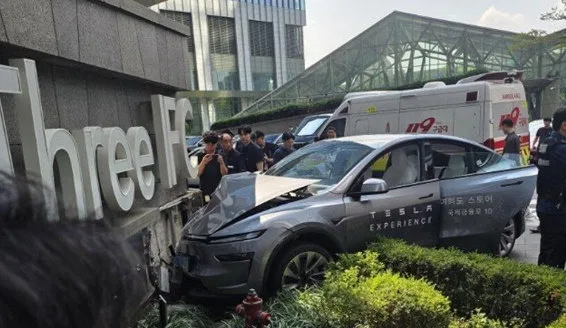 주차장 나오던 테슬라 시승車, IFC몰 간판 ‘쾅’