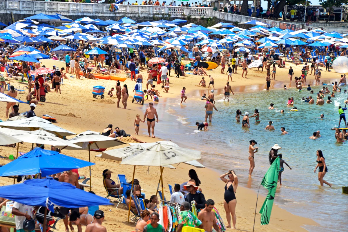 Idoso morre após se afogar em praia turística de Salvador