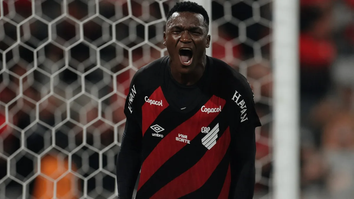 Artilheiro do Brasileirão supera Tevez e quebra recorde na competição