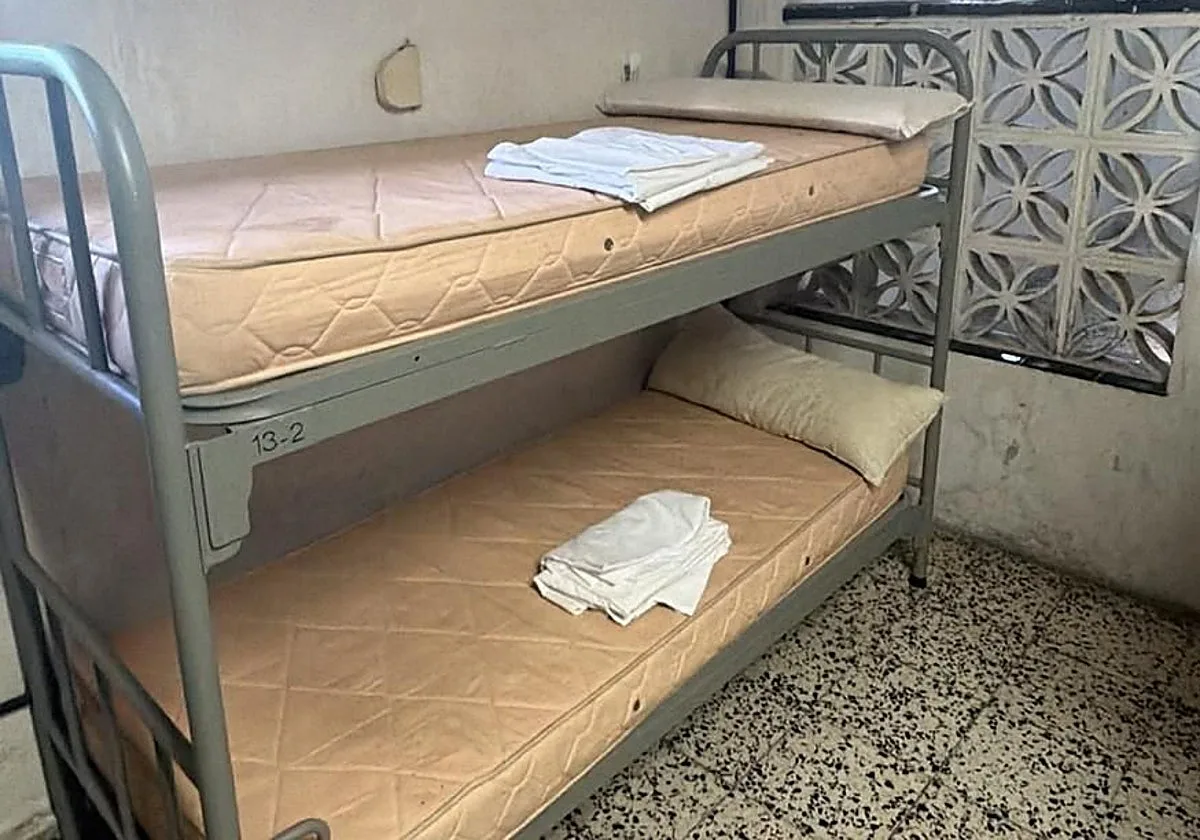 Así viven los policías destinados en Ceuta: una habitación para siete, un solo baño y sin aire acondicionado