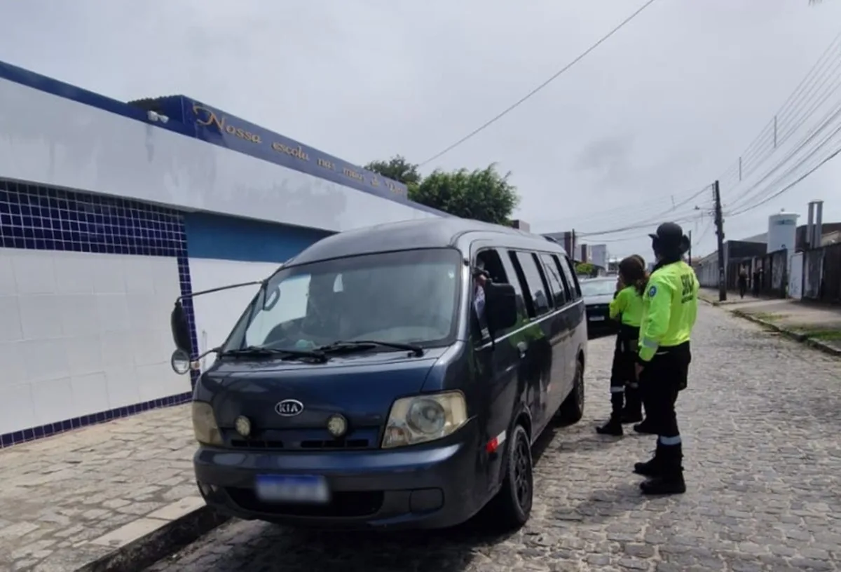 Após fiscalizações, 12 motoristas são autuados por transporte clandestino de alunos em João Pessoa