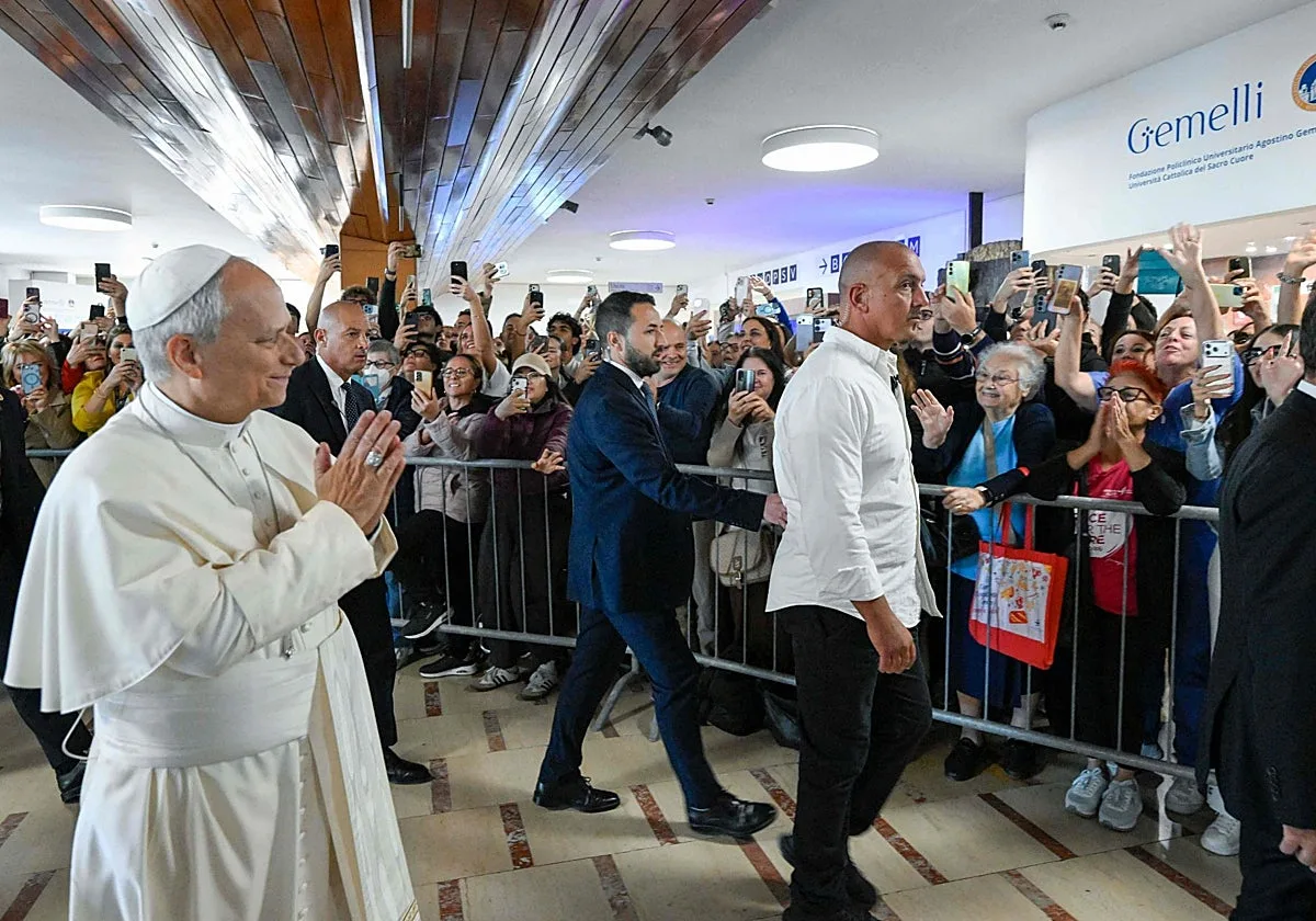 El Papa operado con éxito, según el primer parte médico