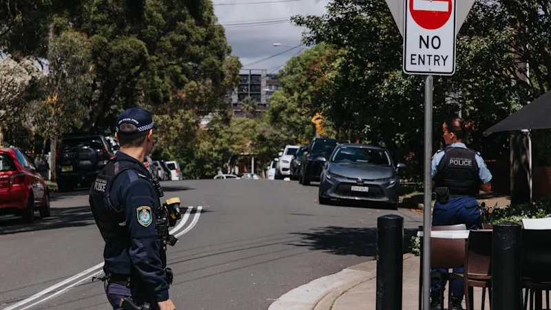 Gunfire reported in Dulwich Hill as police hunt for armed man