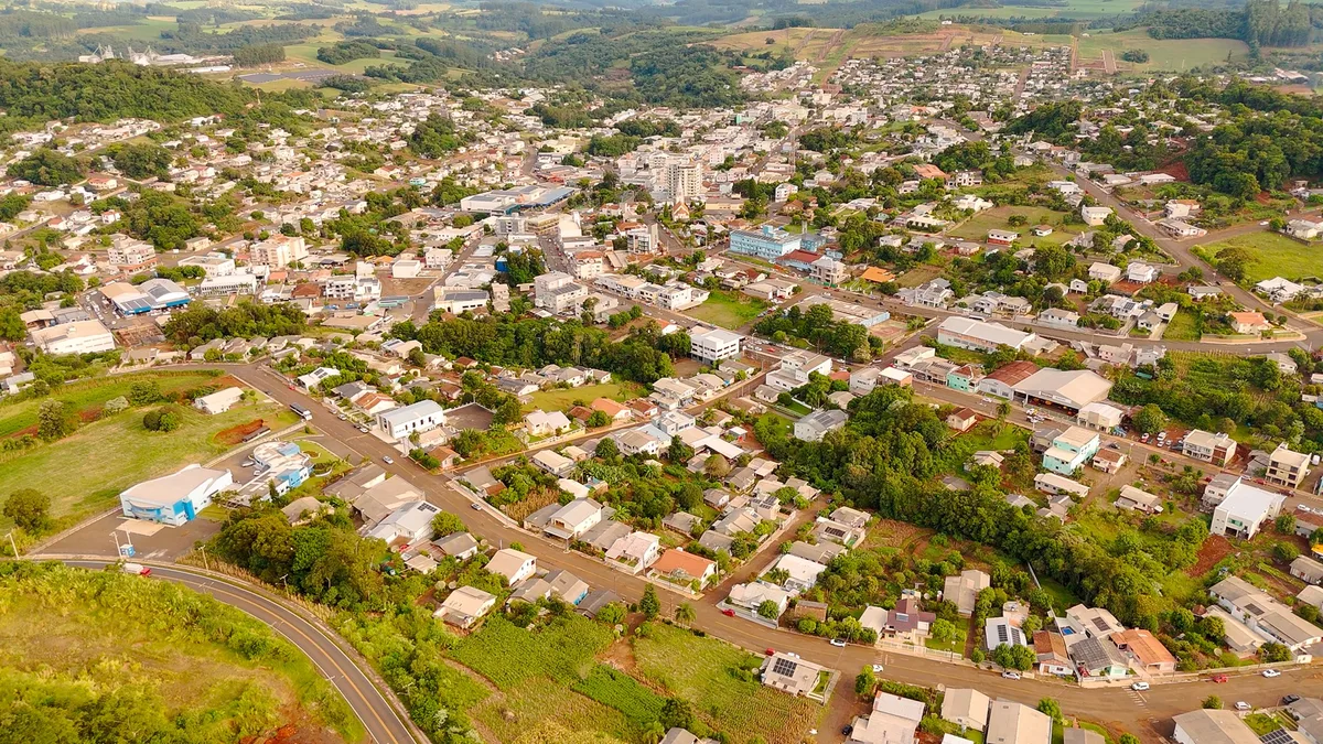 Mulher é encontrada morta com tiro no rosto em SC, e adolescente companheiro dela é apreendido