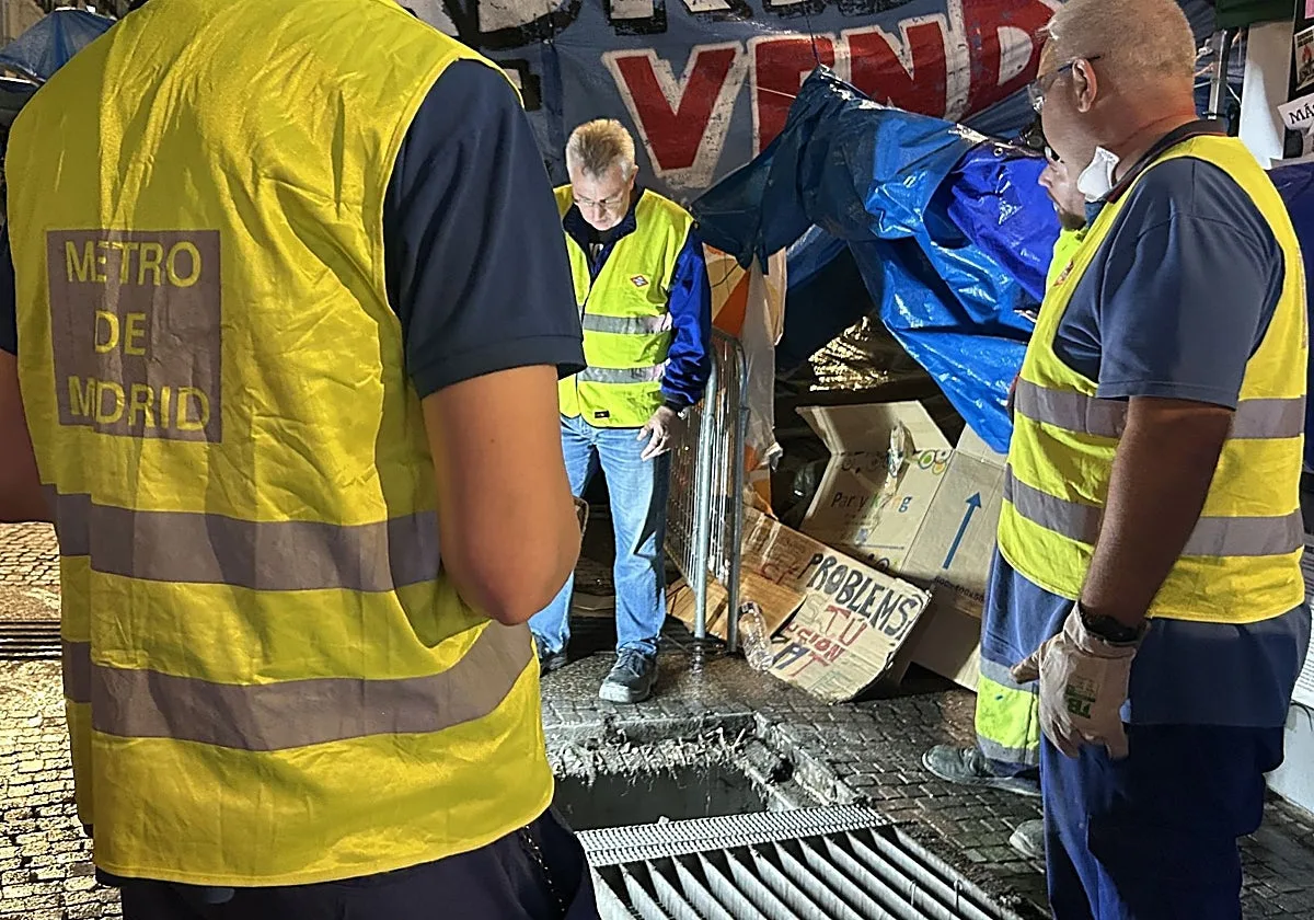 Metro finaliza la limpieza en Sol, pero seguirá cerrado hasta tener todas las garantías de salud y seguridad