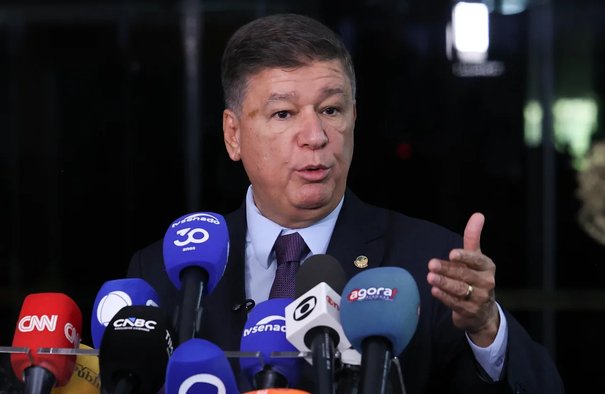 Viana protocola pedido para Moraes explicar relação com Vorcaro