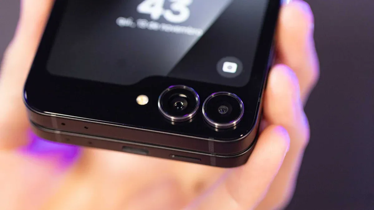 Dobrável da Samsung despenca para R$ 2.699 em oferta do Magalu