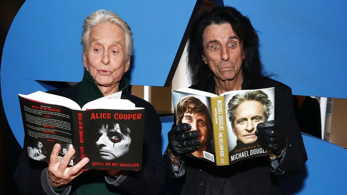 Bücher: Michael Douglas und Alice Cooper: Ihre Autobiografien erschienen am selben Tag