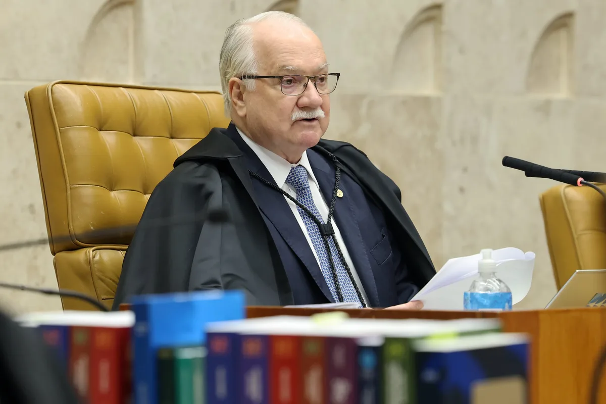 Fachin deve receber nesta terça relatórios da PF com menções a ministros do STF no caso Master