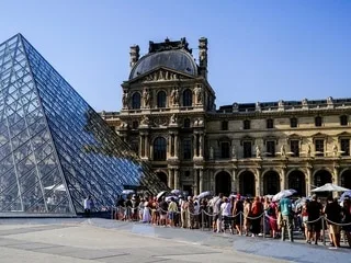 Louvre : deux touristes allemands interpellés après avoir accroché des tableaux près de la Joconde