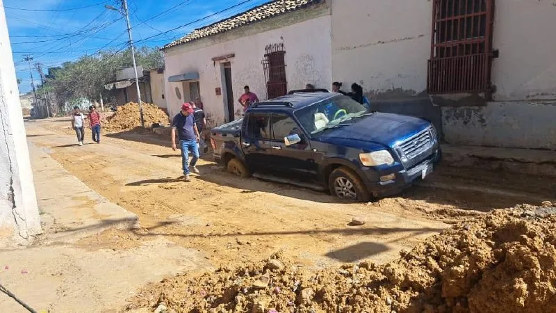 Mega hueco dejado por Hidroven en Carora se ha tragado cuatro carros en menos de 24 horas