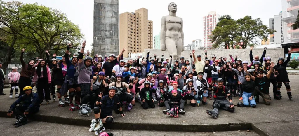 Passeio de roller em Curitiba chamou a atenção para a violência contra a mulher