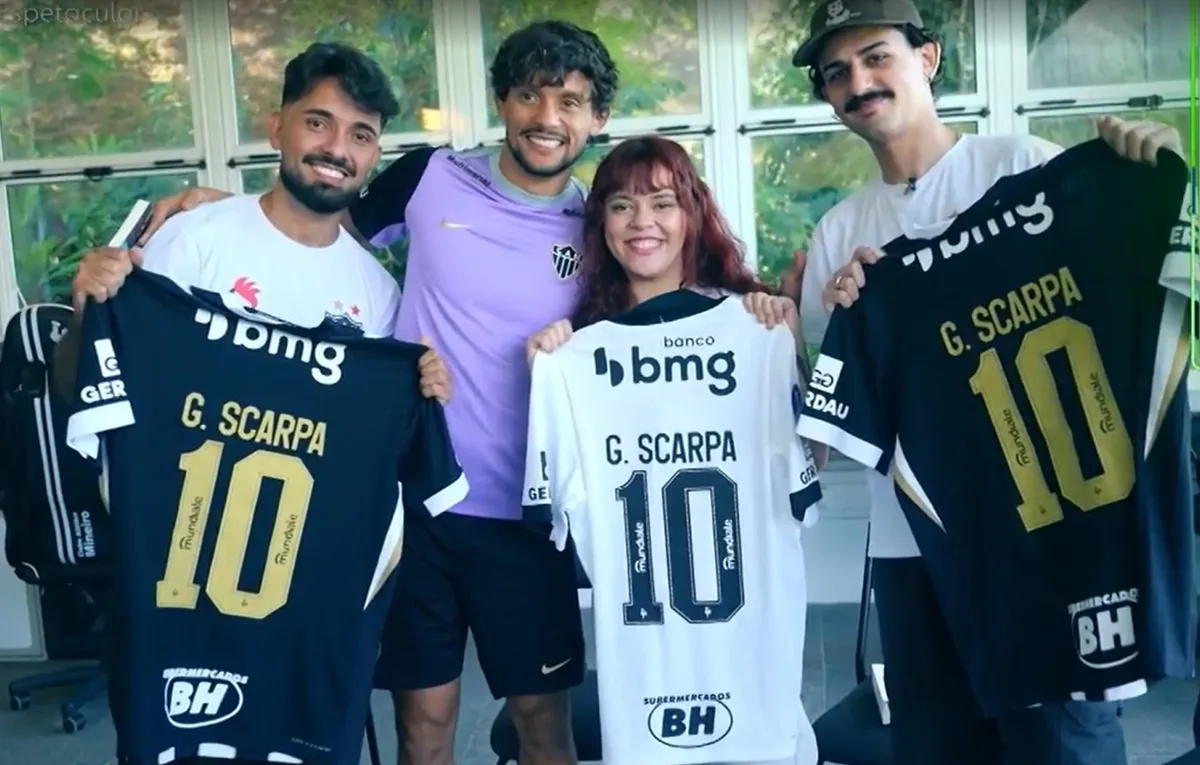 Scarpa vira destaque em TV da Rússia, encontra Galeitura e recebe presente de escritora