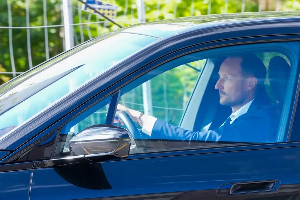Norway's crown prince becomes King Haakon VIII after his father's death