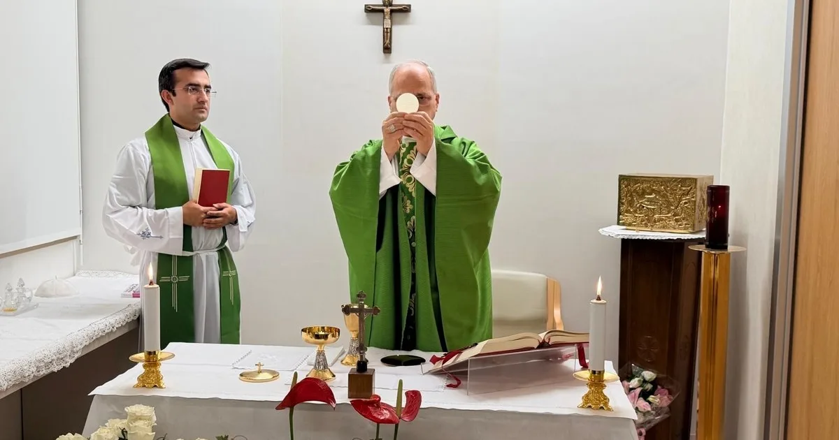 El Papa sigue mejorando y mostraron las primeras fotos después de la operación