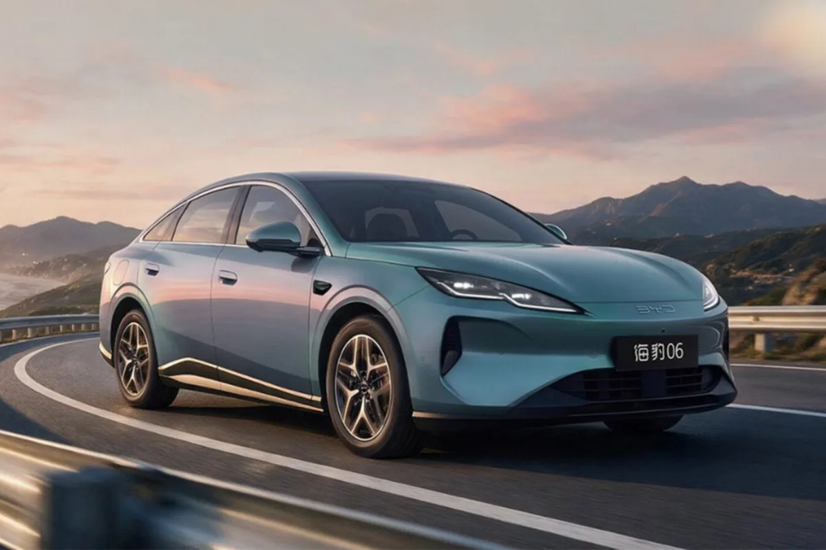 Recharge en 9 minutes et 630 km d’autonomie à prix réduit : cette berline électrique de BYD a tout pour faire un carton