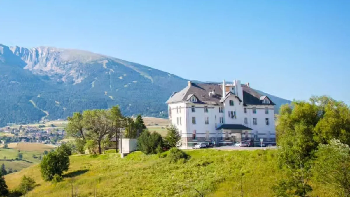 Así es IGESA Village Club Les Sorbiers en Mont-Louis, el hotel en el que los ciclistas de La Vuelta España se refugiaron durante la granizada de la 3ª etapa