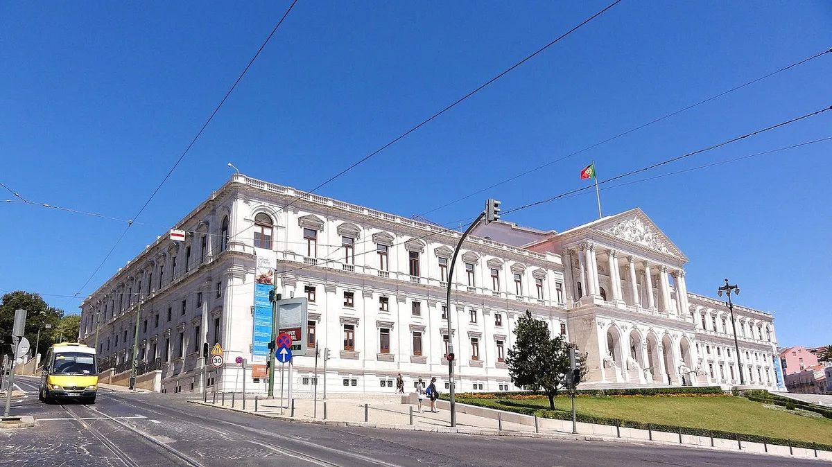 Habitação, saúde e educação levam Governo ao Parlamento esta sexta-feira. O que está em causa?