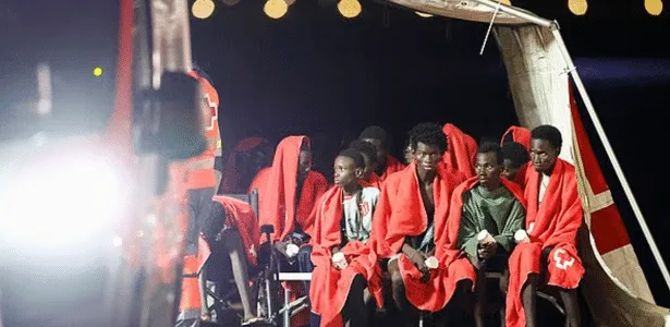 Barco com 128 pessoas fica à deriva e deixa ao menos 80 mortos na Espanha