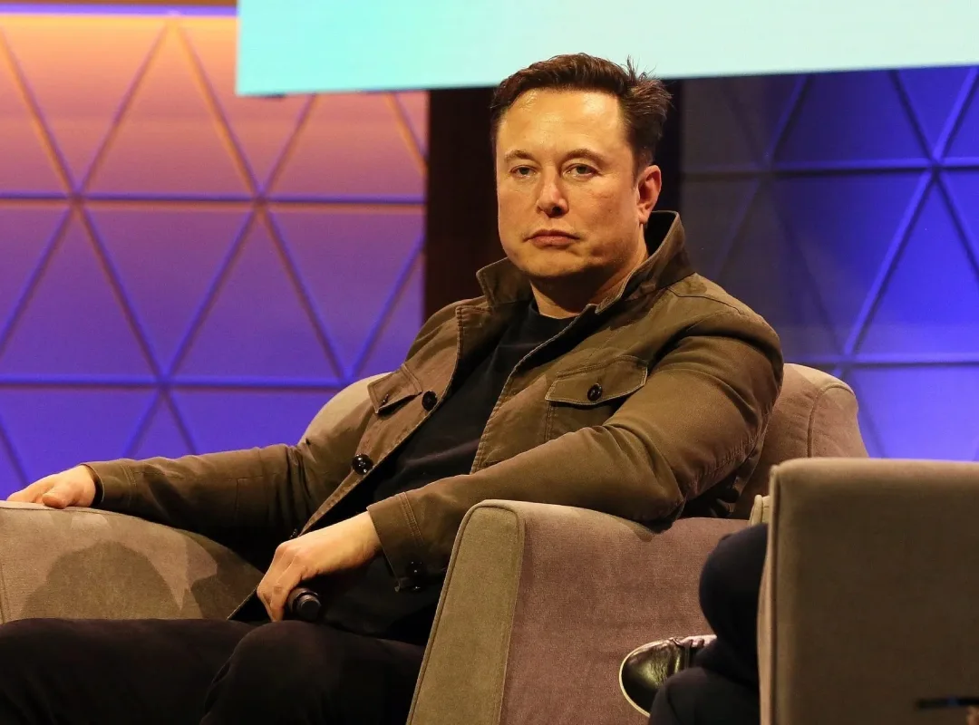 Elon Musk coincide con sus rivales Anthropic y OpenAI en desacelerar la IA
