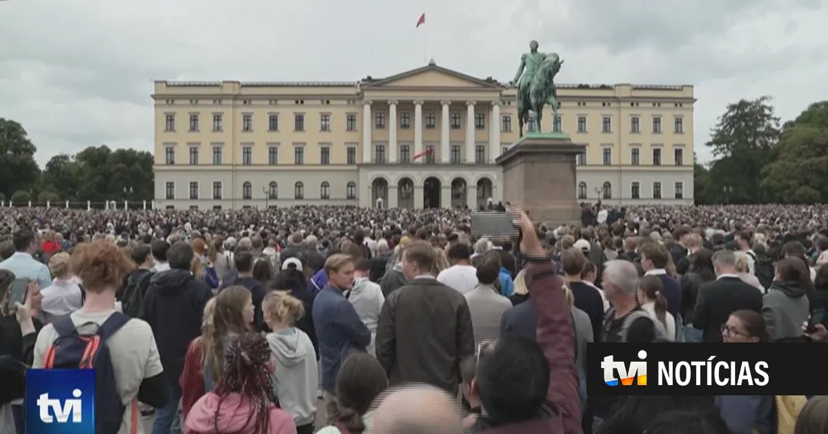 Noruega tem novo rei. Haakon VIII sucede ao pai no trono