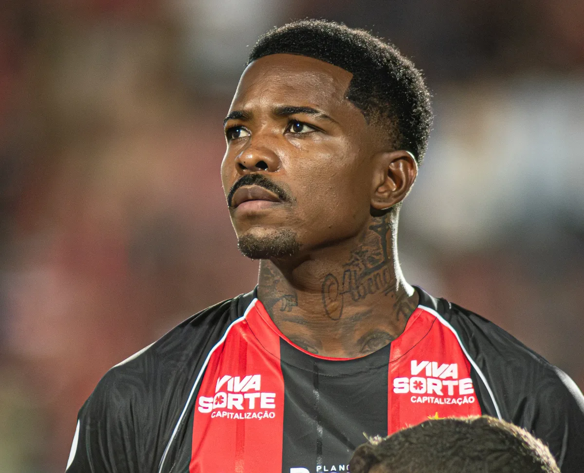 Cacá lamenta eliminação do Vitória e pede foco no Brasileirão: “O ano não acabou”