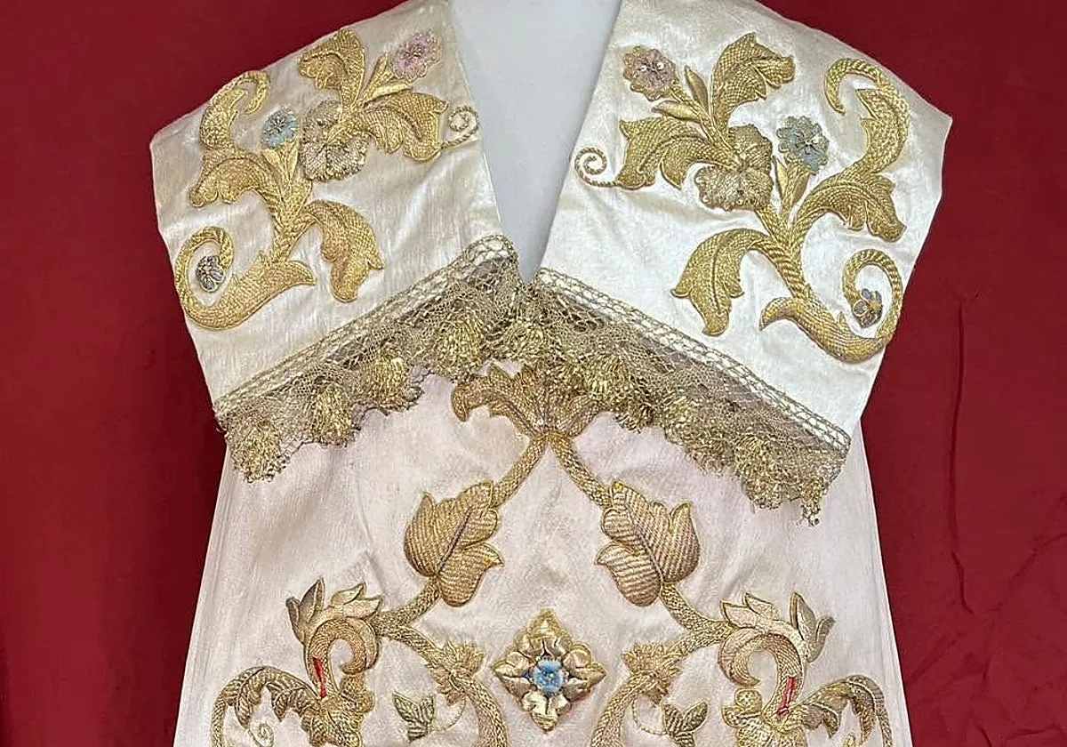 La saya blanca que bordó Elena Caro para la Reina de los Mártires de Córdoba, recién restaurada