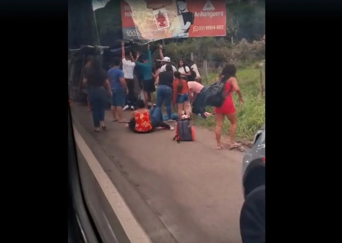 Vídeo mostra passageiros de van no acostamento após veículo tombar em acidente na BR-356, em Campos