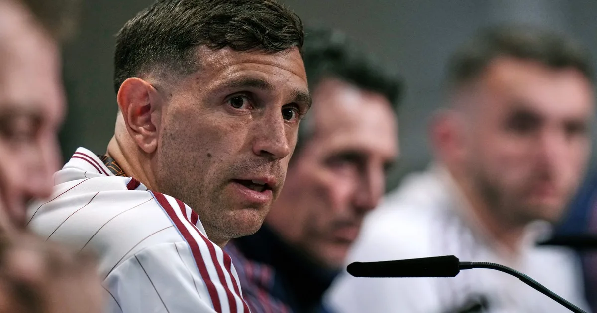 El DT de Aston Villa contó que el Dibu Martínez tiene el deseo de seguir su carrera en otro club: "Nos lo transmitió y decidimos..."