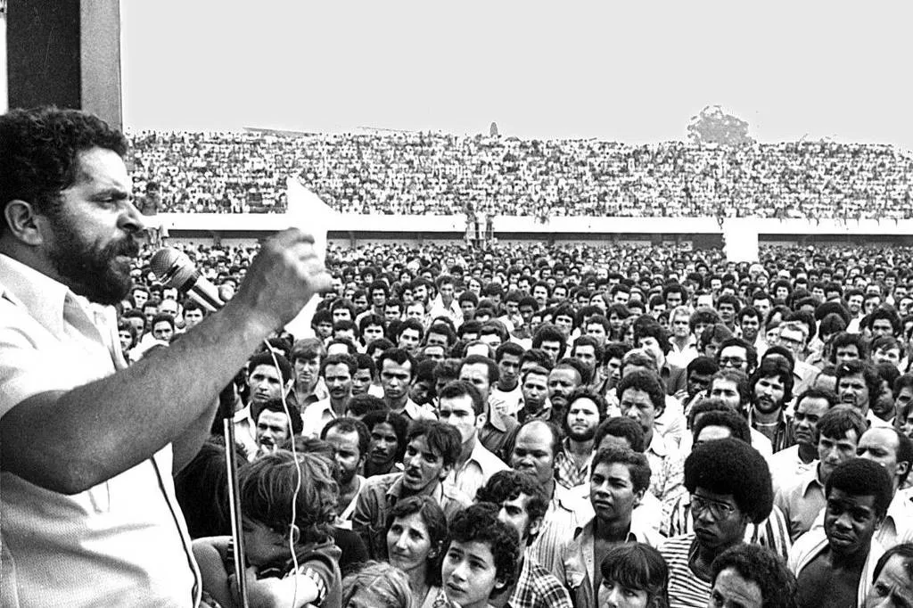 Lula começa campanha no palanquesindical que o projetou para a política