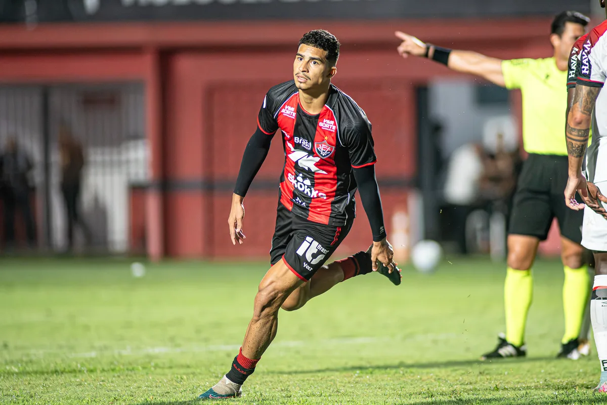 Acionado na CBF, Vitória pode ser impedido de escalar Renê por dívida