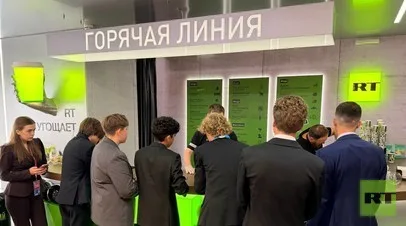 Дошик «Минские соглашения», «Киевский торг» и злобные зрители телеканала: RT открыл стенд с фирменным кафе на ВЭФ-2026