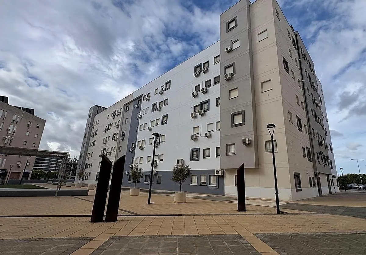 El Ayuntamiento de Tomares aloja en apartamentos y hoteles a 70 familias afectadas por el incendio del garaje